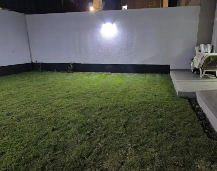 Césped instalado y acabado final en condominio residencial