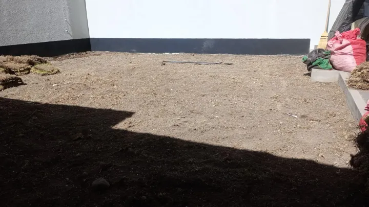 Área antes de la instalación de césped en condominio